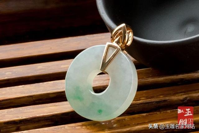 翡翠平安扣图片及价格和田玉平安扣多少钱一个-第1张图片-翡翠网 翡翠平安扣图片及价格和田玉平安扣多少钱一个-第1张图片-翡翠网