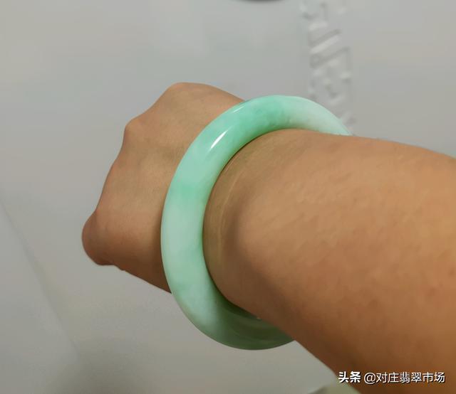直播间卖的翡翠可信吗直播间里定制的翡翠手镯-第4张图片-翡翠网 直播间卖的翡翠可信吗直播间里定制的翡翠手镯-第4张图片-翡翠网