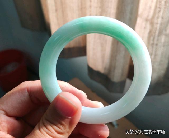 直播间卖的翡翠可信吗直播间里定制的翡翠手镯-第5张图片-翡翠网 直播间卖的翡翠可信吗直播间里定制的翡翠手镯-第5张图片-翡翠网