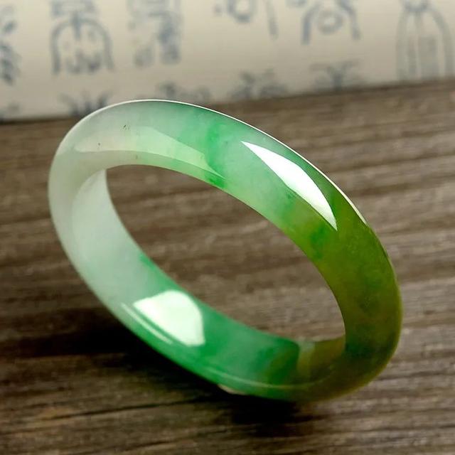 翡翠手镯的纹理有哪些,翡翠手镯有哪些品牌-第9张图片-翡翠网 翡翠手镯的纹理有哪些,翡翠手镯有哪些品牌-第9张图片-翡翠网