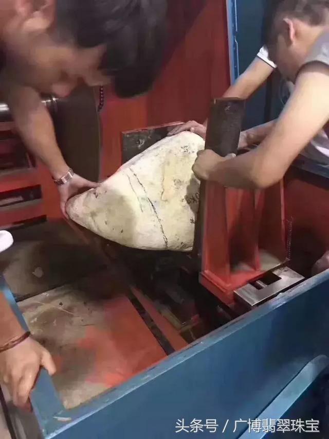 老象皮翡翠原石没表现麻母湾杨梅皮翡翠原石-第9张图片-翡翠网 老象皮翡翠原石没表现麻母湾杨梅皮翡翠原石-第9张图片-翡翠网