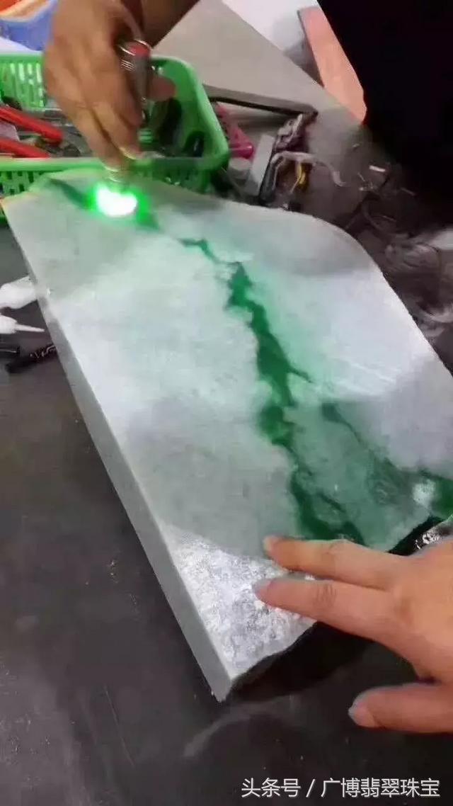 老象皮翡翠原石没表现麻母湾杨梅皮翡翠原石-第11张图片-翡翠网 老象皮翡翠原石没表现麻母湾杨梅皮翡翠原石-第11张图片-翡翠网