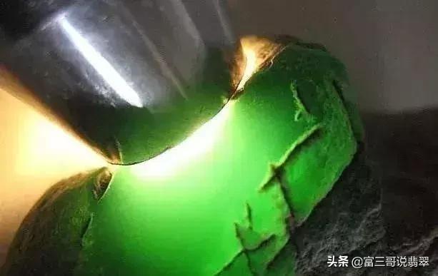 翡翠毛料赌石知识小料视频,翡翠毛料原石-第1张图片-翡翠网 翡翠毛料赌石知识小料视频,翡翠毛料原石-第1张图片-翡翠网