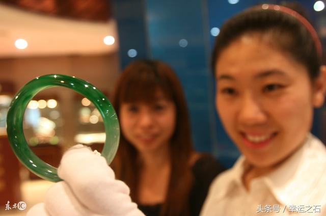 翡翠冰种玻璃种图解,冰种翡翠哪里好-第1张图片-翡翠网 翡翠冰种玻璃种图解,冰种翡翠哪里好-第1张图片-翡翠网