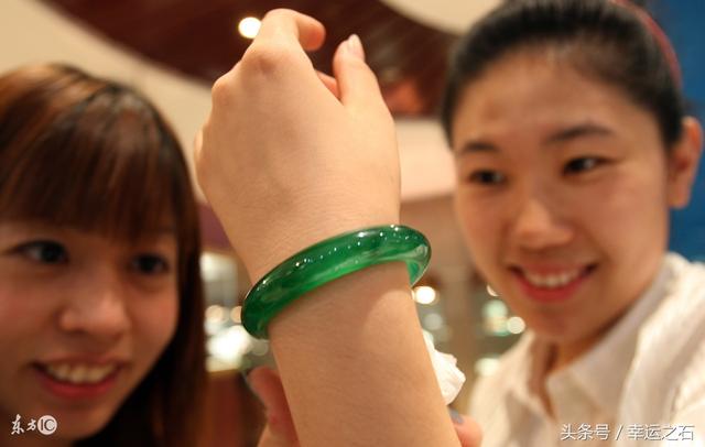 翡翠冰种玻璃种图解,冰种翡翠哪里好-第3张图片-翡翠网 翡翠冰种玻璃种图解,冰种翡翠哪里好-第3张图片-翡翠网