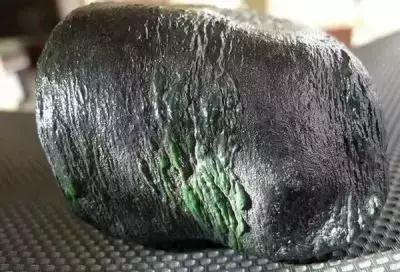 什么叫翡翠原石怎么看原石里面有玉-第6张图片-翡翠网 什么叫翡翠原石怎么看原石里面有玉-第6张图片-翡翠网