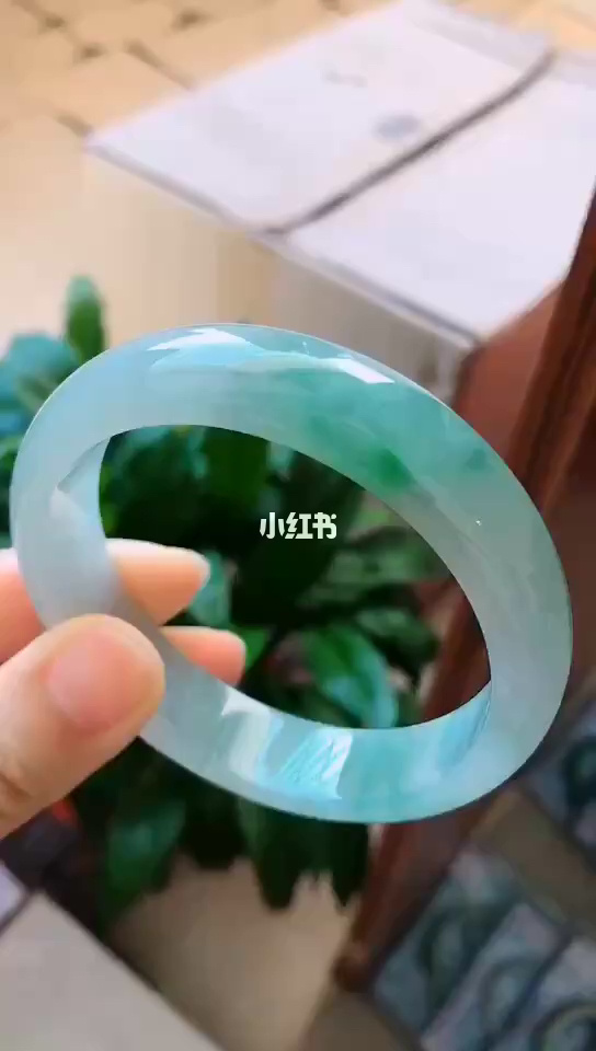 水润飘绿翡翠手镯好吗飘绿翡翠手镯一般多少钱-第1张图片-翡翠网 水润飘绿翡翠手镯好吗飘绿翡翠手镯一般多少钱-第1张图片-翡翠网