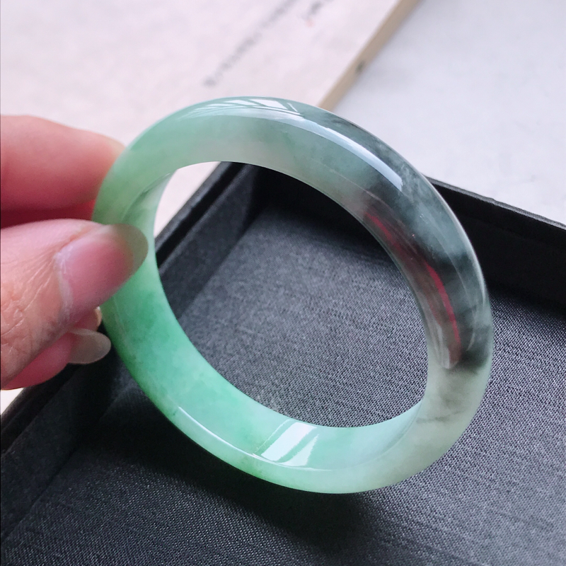 水润飘绿翡翠手镯好吗飘绿翡翠手镯一般多少钱-第2张图片-翡翠网 水润飘绿翡翠手镯好吗飘绿翡翠手镯一般多少钱-第2张图片-翡翠网