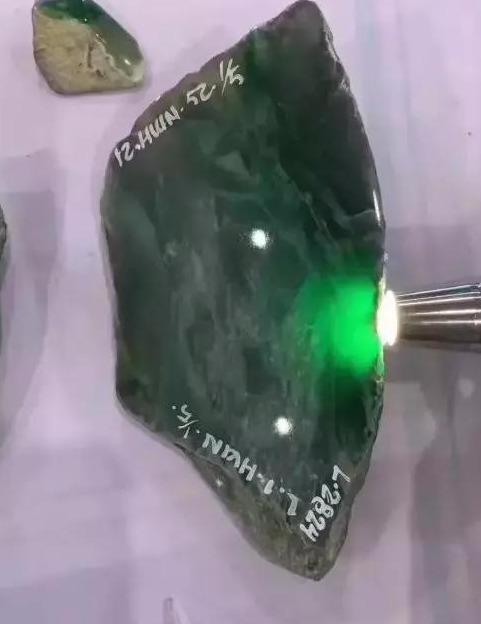 缅甸玉a货一般在多少钱缅甸翡翠的最新价格-第14张图片-翡翠网 缅甸玉a货一般在多少钱缅甸翡翠的最新价格-第14张图片-翡翠网