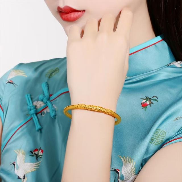 翡翠手镯和黄金手镯哪个好,玉手镯哪个好看-第1张图片-翡翠网 翡翠手镯和黄金手镯哪个好,玉手镯哪个好看-第1张图片-翡翠网