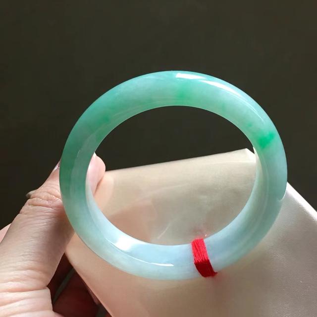 翡翠手镯和黄金手镯哪个好,玉手镯哪个好看-第5张图片-翡翠网 翡翠手镯和黄金手镯哪个好,玉手镯哪个好看-第5张图片-翡翠网