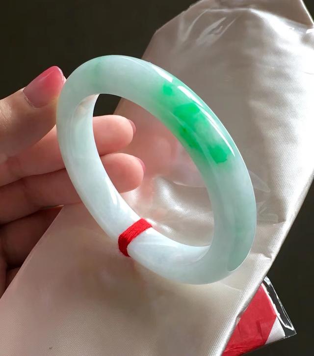 翡翠手镯和黄金手镯哪个好,玉手镯哪个好看-第6张图片-翡翠网 翡翠手镯和黄金手镯哪个好,玉手镯哪个好看-第6张图片-翡翠网