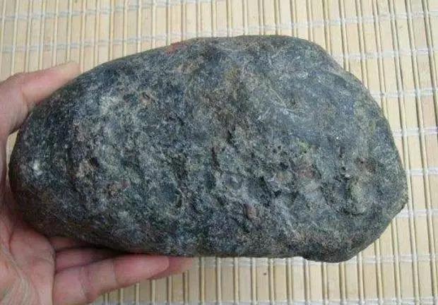 翡翠玉石原石鉴定方法翡翠原石基础辨认知识-第1张图片-翡翠网 翡翠玉石原石鉴定方法翡翠原石基础辨认知识-第1张图片-翡翠网