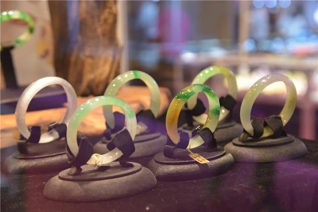 2万左右糯种绿飘花手镯,上海飘花手镯翡翠首饰-第1张图片-翡翠网 2万左右糯种绿飘花手镯,上海飘花手镯翡翠首饰-第1张图片-翡翠网