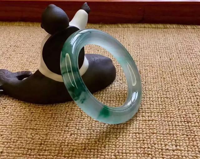 2万左右糯种绿飘花手镯,上海飘花手镯翡翠首饰-第2张图片-翡翠网 2万左右糯种绿飘花手镯,上海飘花手镯翡翠首饰-第2张图片-翡翠网