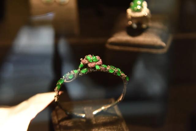 2万左右糯种绿飘花手镯,上海飘花手镯翡翠首饰-第3张图片-翡翠网 2万左右糯种绿飘花手镯,上海飘花手镯翡翠首饰-第3张图片-翡翠网