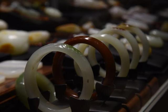 2万左右糯种绿飘花手镯,上海飘花手镯翡翠首饰-第4张图片-翡翠网 2万左右糯种绿飘花手镯,上海飘花手镯翡翠首饰-第4张图片-翡翠网