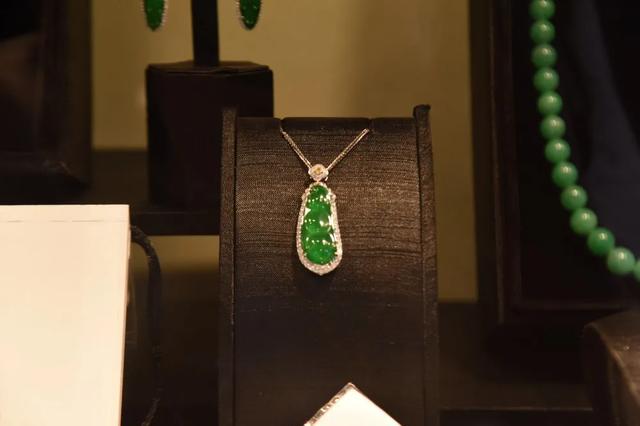 2万左右糯种绿飘花手镯,上海飘花手镯翡翠首饰-第5张图片-翡翠网 2万左右糯种绿飘花手镯,上海飘花手镯翡翠首饰-第5张图片-翡翠网