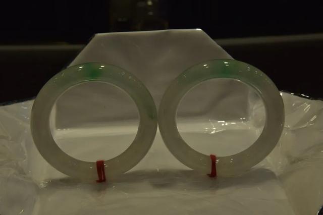 2万左右糯种绿飘花手镯,上海飘花手镯翡翠首饰-第7张图片-翡翠网 2万左右糯种绿飘花手镯,上海飘花手镯翡翠首饰-第7张图片-翡翠网