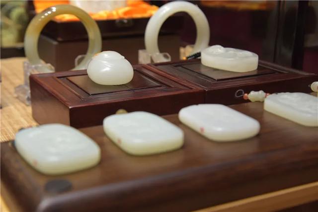 2万左右糯种绿飘花手镯,上海飘花手镯翡翠首饰-第8张图片-翡翠网 2万左右糯种绿飘花手镯,上海飘花手镯翡翠首饰-第8张图片-翡翠网