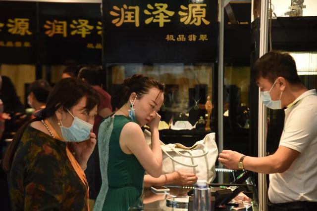 2万左右糯种绿飘花手镯,上海飘花手镯翡翠首饰-第9张图片-翡翠网 2万左右糯种绿飘花手镯,上海飘花手镯翡翠首饰-第9张图片-翡翠网