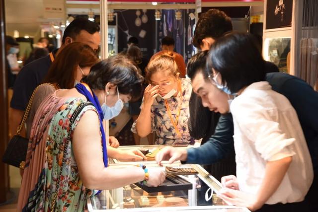 2万左右糯种绿飘花手镯,上海飘花手镯翡翠首饰-第10张图片-翡翠网 2万左右糯种绿飘花手镯,上海飘花手镯翡翠首饰-第10张图片-翡翠网