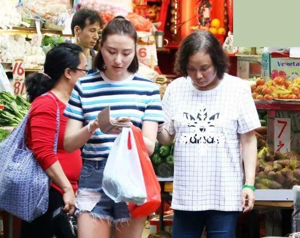 翡翠手镯的美女图片美女佩戴翡翠图片大全-第6张图片-翡翠网