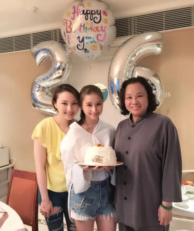 翡翠手镯的美女图片美女佩戴翡翠图片大全-第8张图片-翡翠网