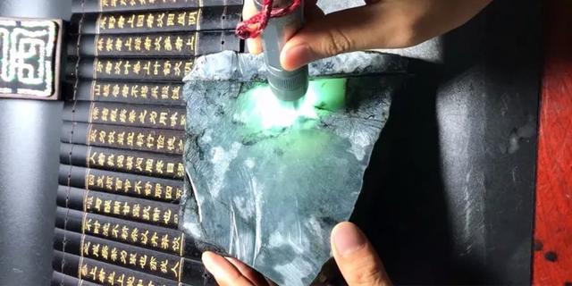 翡翠原石图片,黑色翡翠原石-第6张图片-翡翠网 翡翠原石图片,黑色翡翠原石-第6张图片-翡翠网