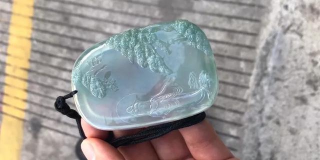 翡翠原石图片,黑色翡翠原石-第12张图片-翡翠网 翡翠原石图片,黑色翡翠原石-第12张图片-翡翠网