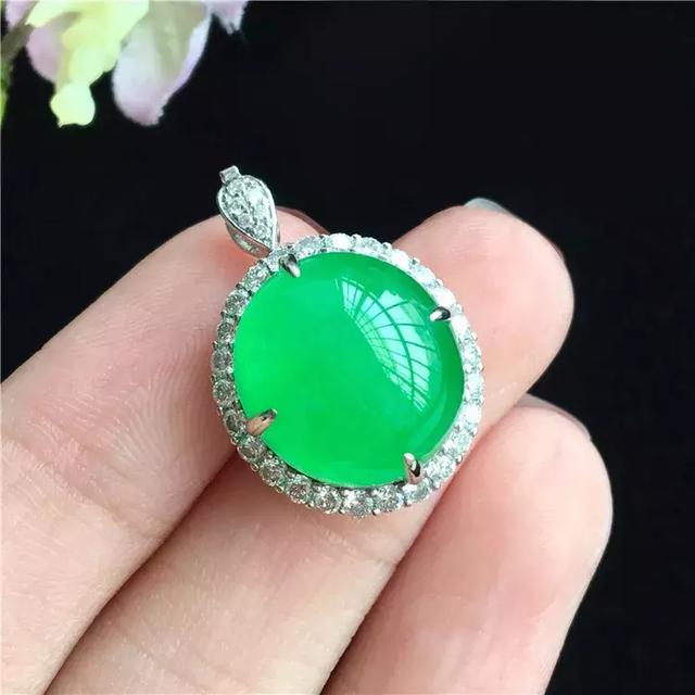 云南买翡翠手镯一般多少钱的可以,云南翡翠价格多少钱-第17张图片-翡翠网