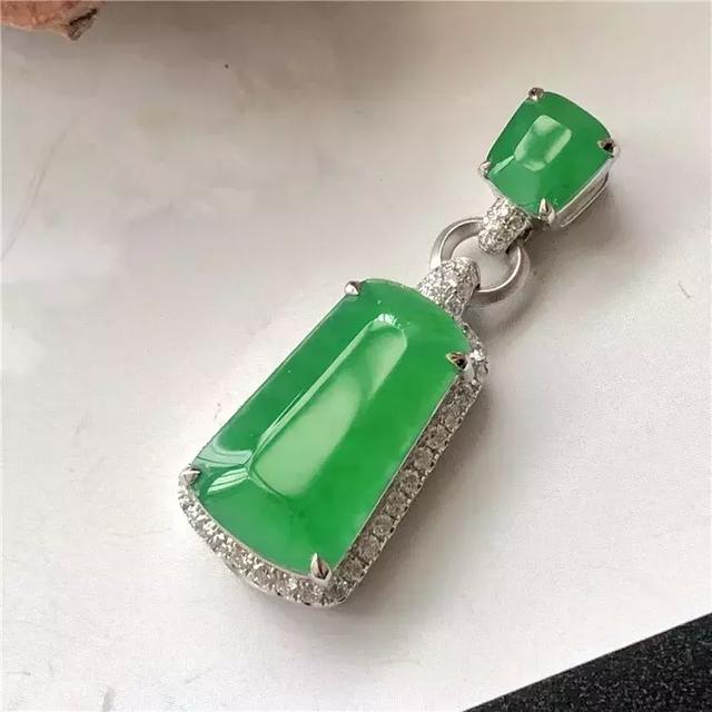 云南买翡翠手镯一般多少钱的可以,云南翡翠价格多少钱-第22张图片-翡翠网