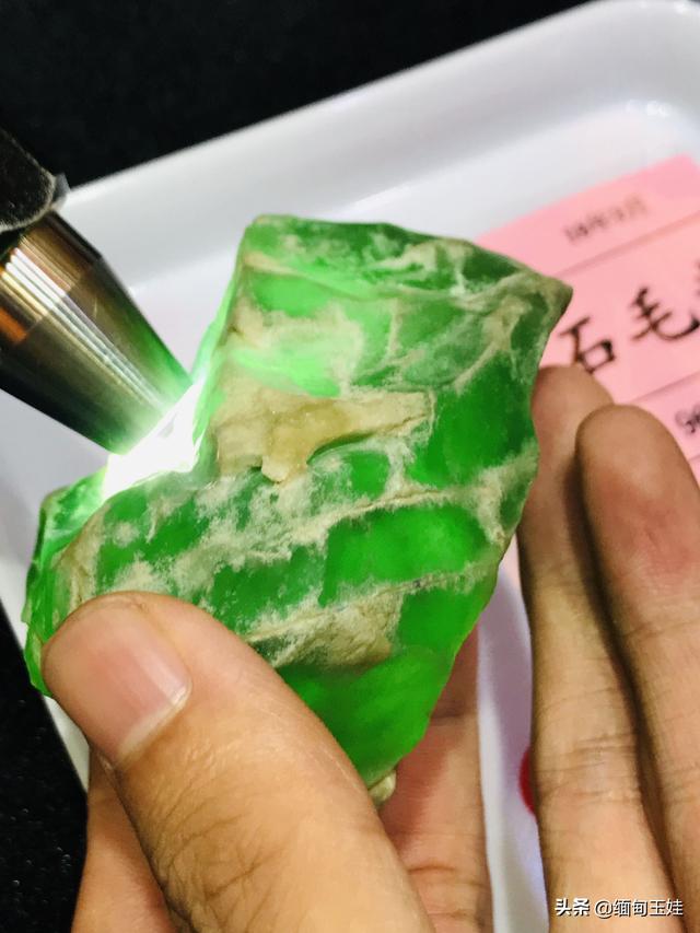 翡翠原石皮种老图翡翠原石什么样的皮出什么料-第1张图片-翡翠网 翡翠原石皮种老图翡翠原石什么样的皮出什么料-第1张图片-翡翠网