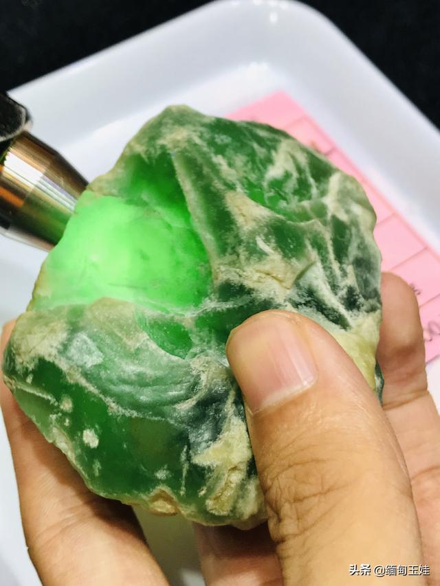 翡翠原石皮种老图翡翠原石什么样的皮出什么料-第2张图片-翡翠网 翡翠原石皮种老图翡翠原石什么样的皮出什么料-第2张图片-翡翠网