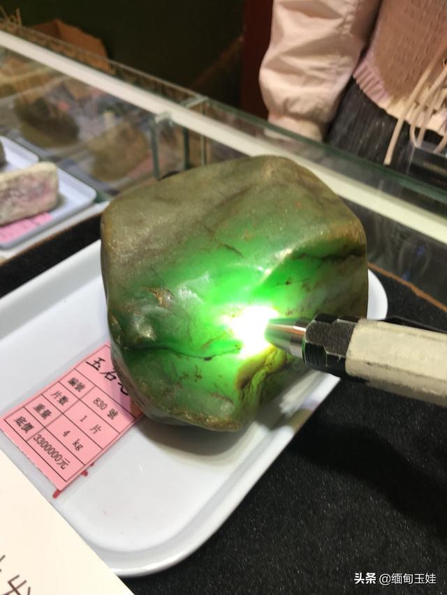 翡翠原石皮种老图翡翠原石什么样的皮出什么料-第4张图片-翡翠网 翡翠原石皮种老图翡翠原石什么样的皮出什么料-第4张图片-翡翠网