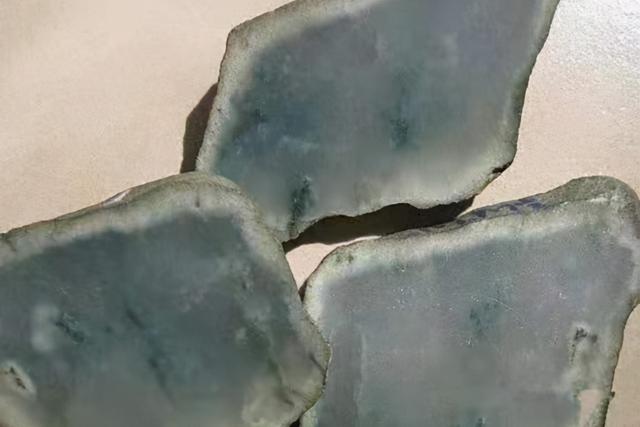 翡翠莫西沙冰飘花原石满绿翡翠和高冰飘花翡翠-第2张图片-翡翠网 翡翠莫西沙冰飘花原石满绿翡翠和高冰飘花翡翠-第2张图片-翡翠网