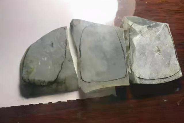 翡翠莫西沙冰飘花原石满绿翡翠和高冰飘花翡翠-第5张图片-翡翠网 翡翠莫西沙冰飘花原石满绿翡翠和高冰飘花翡翠-第5张图片-翡翠网