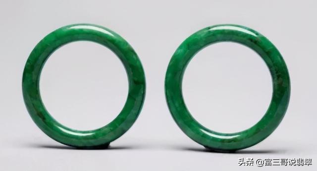 玉镯和翡翠手镯的区别翡翠手镯圆镯和-第3张图片-翡翠网 玉镯和翡翠手镯的区别翡翠手镯圆镯和-第3张图片-翡翠网