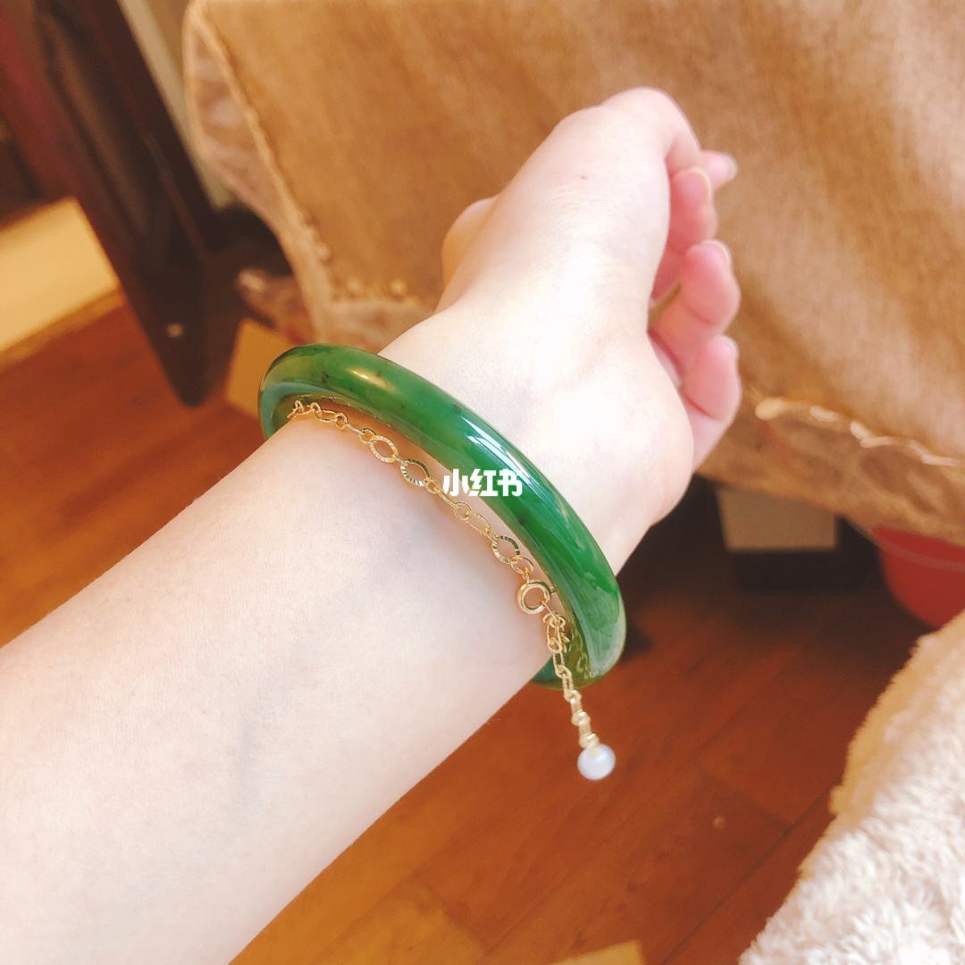 关于和田玉手镯和翡翠手镯能一起戴吗的信息-第1张图片-翡翠网 关于和田玉手镯和翡翠手镯能一起戴吗的信息-第1张图片-翡翠网