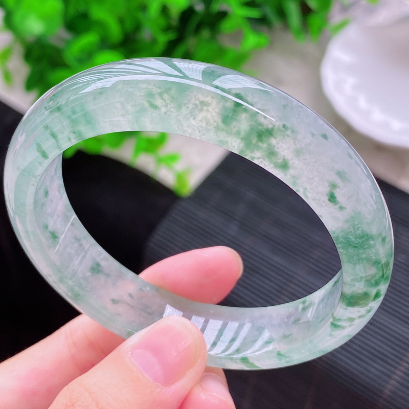 关于和田玉手镯和翡翠手镯能一起戴吗的信息-第2张图片-翡翠网 关于和田玉手镯和翡翠手镯能一起戴吗的信息-第2张图片-翡翠网