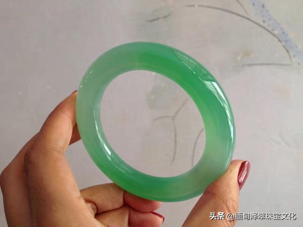 老翡翠手镯如何辨认,戴翡翠手镯有什么好处-第2张图片-翡翠网 老翡翠手镯如何辨认,戴翡翠手镯有什么好处-第2张图片-翡翠网