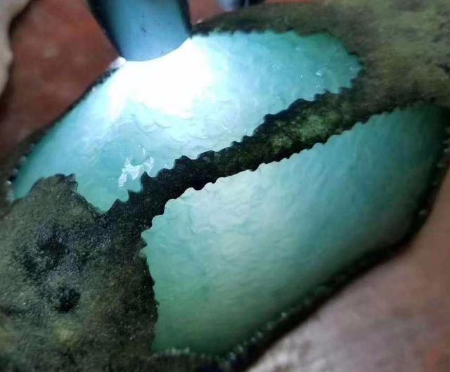 翡翠的原石在哪里缅甸翡翠原石基础知识大全-第11张图片-翡翠网 翡翠的原石在哪里缅甸翡翠原石基础知识大全-第11张图片-翡翠网