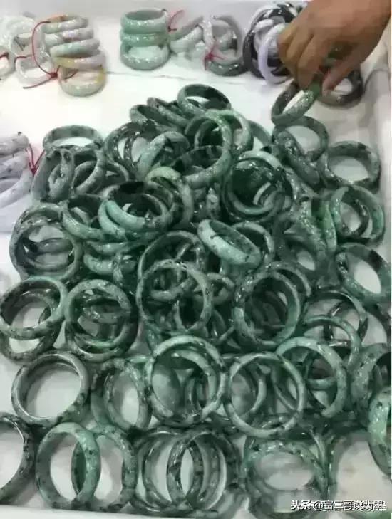 3万左右翡翠a货手镯,翡翠a货吊坠500元贵吗-第5张图片-翡翠网 3万左右翡翠a货手镯,翡翠a货吊坠500元贵吗-第5张图片-翡翠网