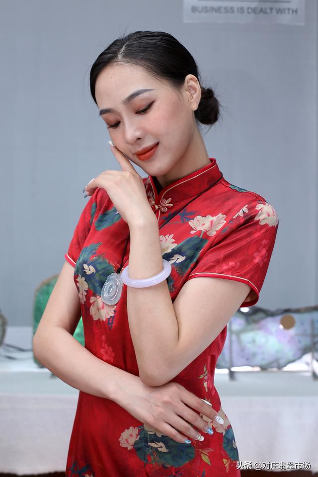 a货翡翠手镯,清澈灵动的翡翠手镯-第2张图片-翡翠网 a货翡翠手镯,清澈灵动的翡翠手镯-第2张图片-翡翠网