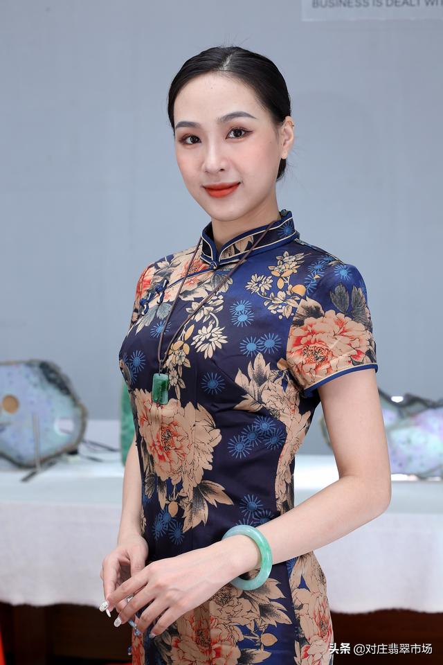 a货翡翠手镯,清澈灵动的翡翠手镯-第3张图片-翡翠网 a货翡翠手镯,清澈灵动的翡翠手镯-第3张图片-翡翠网