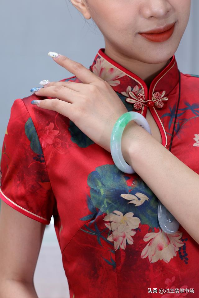 a货翡翠手镯,清澈灵动的翡翠手镯-第6张图片-翡翠网 a货翡翠手镯,清澈灵动的翡翠手镯-第6张图片-翡翠网