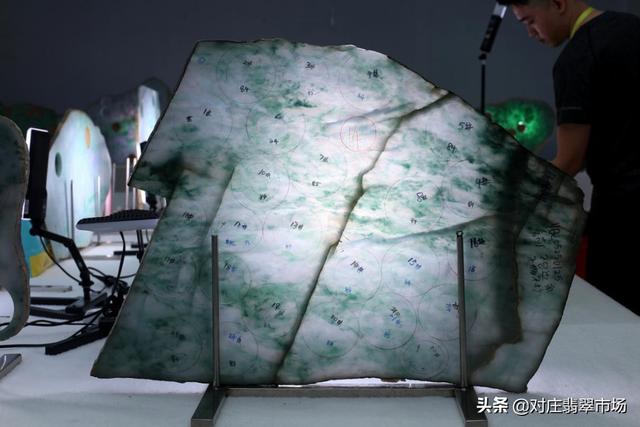 a货翡翠手镯,清澈灵动的翡翠手镯-第7张图片-翡翠网 a货翡翠手镯,清澈灵动的翡翠手镯-第7张图片-翡翠网