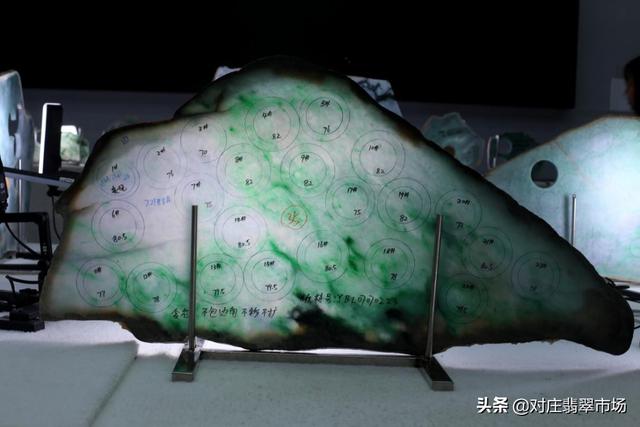 a货翡翠手镯,清澈灵动的翡翠手镯-第8张图片-翡翠网 a货翡翠手镯,清澈灵动的翡翠手镯-第8张图片-翡翠网