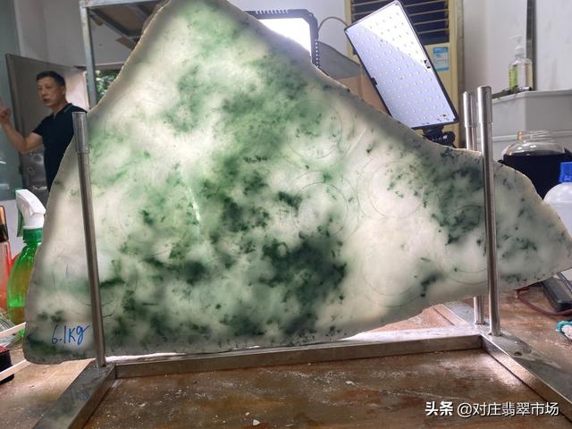 a货翡翠手镯,清澈灵动的翡翠手镯-第12张图片-翡翠网 a货翡翠手镯,清澈灵动的翡翠手镯-第12张图片-翡翠网