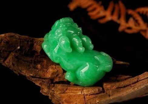 梦见自己戴翡翠手镯女人梦见戴玉手镯-第4张图片-翡翠网 梦见自己戴翡翠手镯女人梦见戴玉手镯-第4张图片-翡翠网